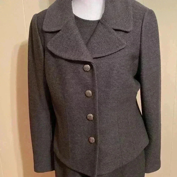 Woman’s Gray 2 Piece Sheath Style Dress Suit Unbranded in Size 10-12. - Picture 5 of 16